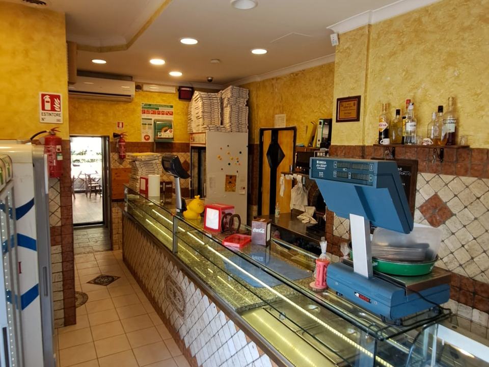 Banco con vetrine e cassa